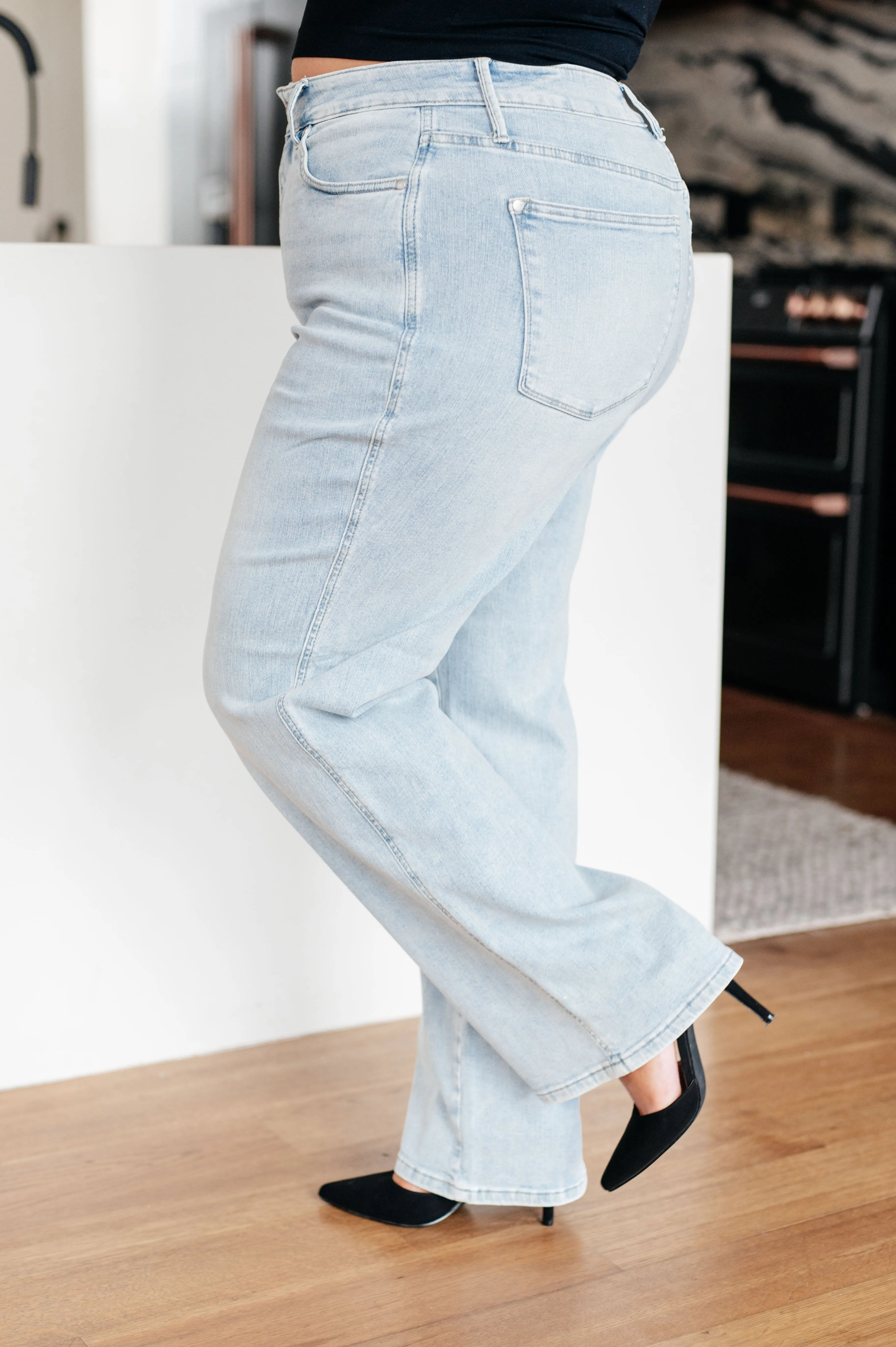 Judy Blue High-Rise Tummy Control Straight Leg Jeans in Vintage Wash