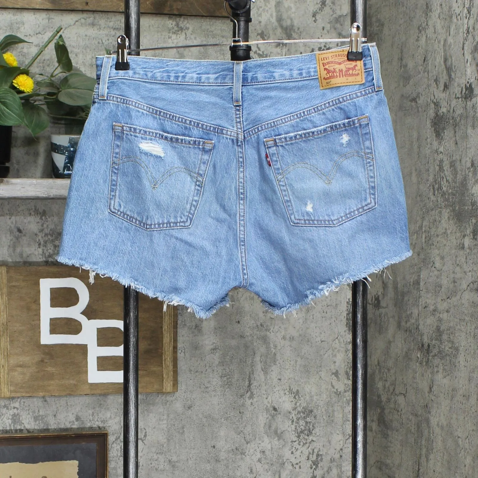 Levi's Women's 501 Original High-Rise Jean Shorts Sansome Straggler 32