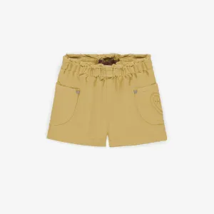 Short en denim coloré jaune pâle, bébé || Pale yellow colored denim shorts, baby